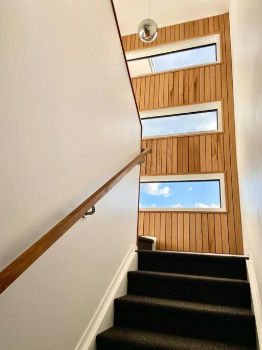 Morden Spacious New House Hamilton Exterior photo