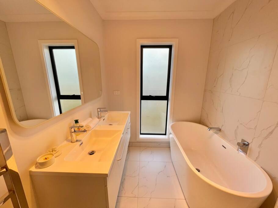 Morden Spacious New House Hamilton Exterior photo