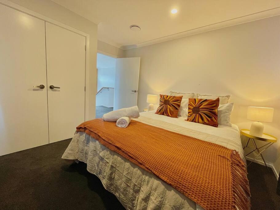 Morden Spacious New House Hamilton Exterior photo