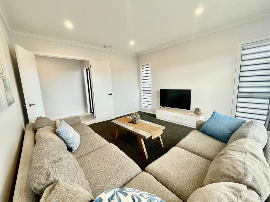 Morden Spacious New House Hamilton Exterior photo